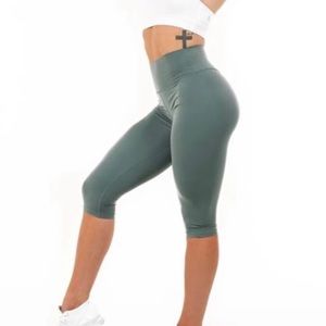 BuffBunny Live Capris NWT